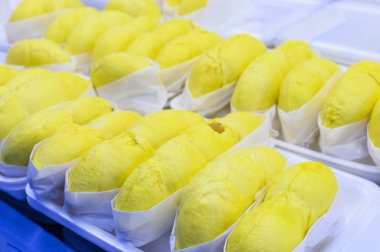 Meyve pazarında Satılık soyulmuş Durian