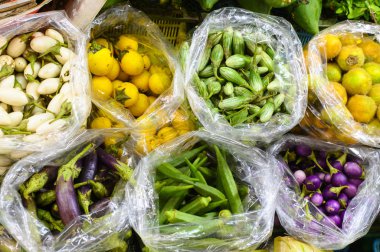 Piyasada çeşitli sebze satmak