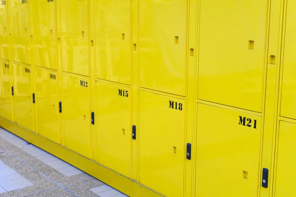 Крупним Планом Жовтих Дверцятах Роздягальні Громадських Місцях — стокове фото