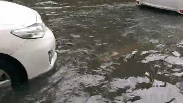 Bangkok Thailand Juni 2019 Biltrafik Översvämmade Stadsgatan Kraftigt Regn — Stockvideo