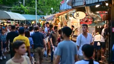Bangkok, Tayland - 9 Haziran 2019 : Chatuchak Market'te mağazaları olan kalabalıkların görünümü