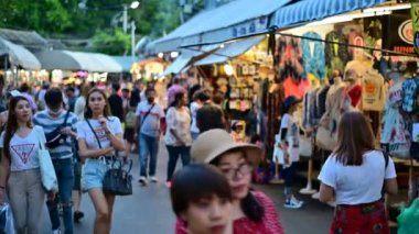 Bangkok, Tayland - 9 Haziran 2019 : İnsanlar Chatuchak pazarının çevresinde yürür, alışveriş yapın, yemek yer ve fotoğraf çeker