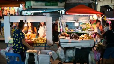 Bangkok, Tayland - 9 Haziran 2019 : Turist ile Khao San Road sokak gıda