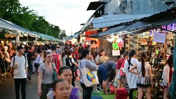 バンコク 2019年6月9日 タイ人や外国人の買い物客がチャトゥチャクの週末マーケットでたむろ楽しむ — ストック動画