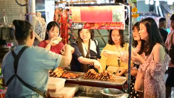 Bangkok Tailândia Junho 2019 Vendedora Rua Khaosan Road Vende Comida — Vídeo de Stock