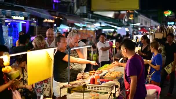 Bangkok Thailandia Giugno 2019 Khaosan Road Vendor Ambulante Vende Cibo — Video Stock