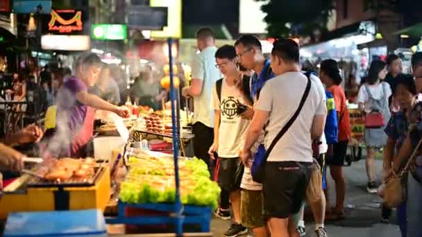 バンコク 2019年6月9日 カオサンロードストリートベンダーは 中国人観光客とストリートフードを販売しています — ストック動画