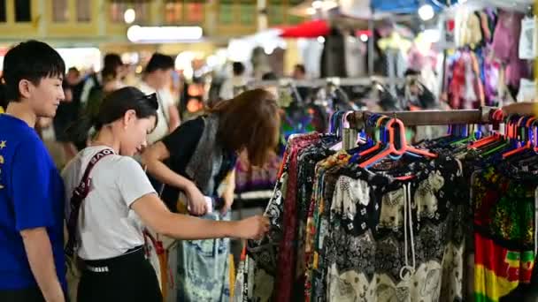 Bangkok Tailandia Junio 2019 Cliente Identificado Seleccionando Ropa Khaosan Road — Vídeos de Stock