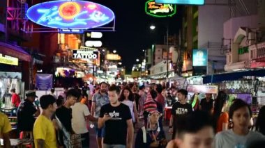 Bangkok, Tayland - 9 Haziran 2019 : Khao San Road bütçe barlar, kafeler ve misafirhaneler çok