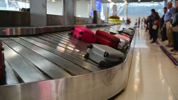 旅客ターミナル到着エリアでの移動用荷物コンベアベルトに関する4Kスーツケース — ストック動画