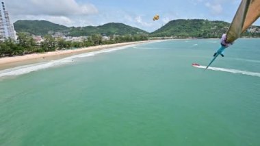 Patong Plajı üzerinde uçan parasailing 4k Havadan görünümü, Phuket