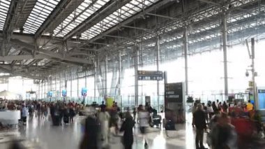 Suvarnabhumi Havaalanı terminalinde kişi ve turist 4k Zaman atlamalı