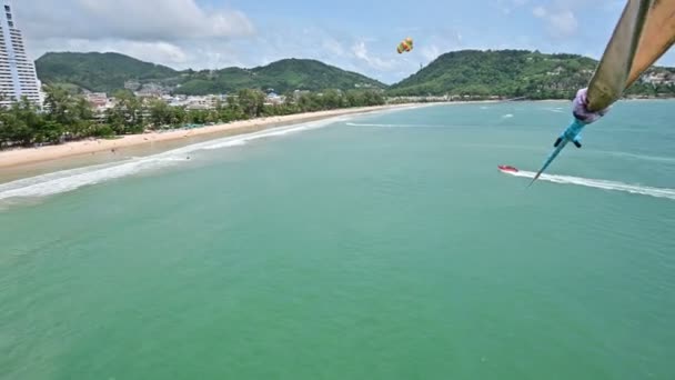 Luftaufnahme Eines Parasailing Fluges Über Patong Beach Phuket — Stockvideo