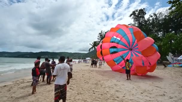 Phuket Tailandia Junio 2019 Parasailing Playa Patong — Vídeos de Stock