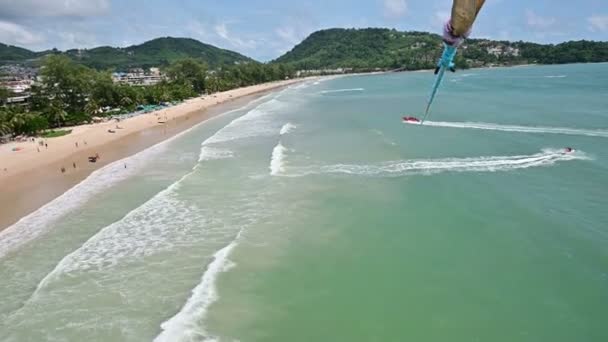 Phuket Tailandia Junio 2019 Punto Vista Parasailing Aterrizaje Playa Patong — Vídeos de Stock