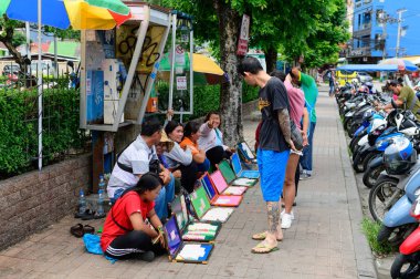 Phuket, Tayland - 16 Haziran 2019 : Patong, Phuket'te piyango satın alan asyalı lar tanımlanamadı