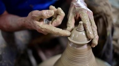 4k Potter kapak sürahi için şekil yapar