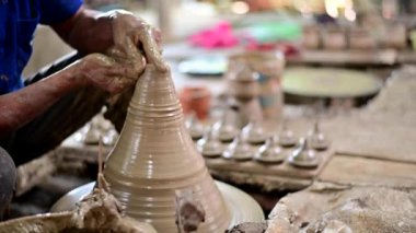 4k Potter çanak çömlek tekerleği üzerinde kil ile çalışma