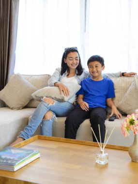 Anne ve oğul izlerken TV birlikte evde