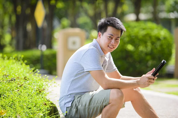 Ung Asiatisk Man Med Tablett Parken — Stockfoto