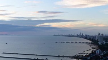 Pattaya plajda gece saatlerinden geceye 4k Havadan görünüm