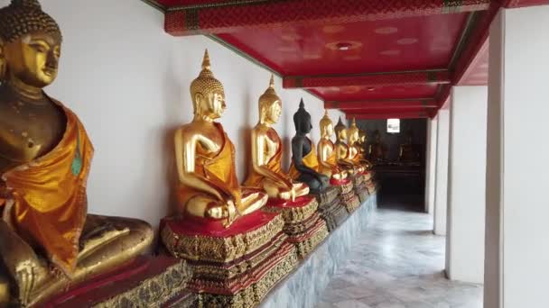 Σειρά Από Χρυσά Αγάλματα Του Βούδα Στο Βατ — Αρχείο Βίντεο