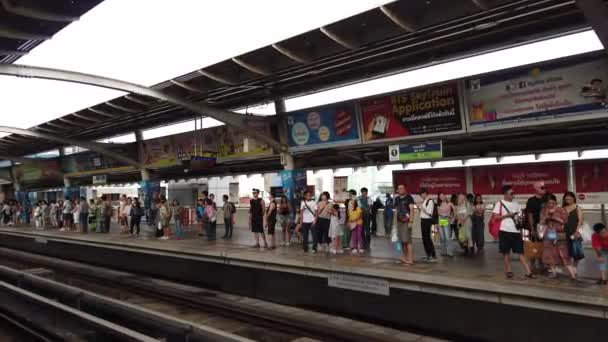 Bangkok Thailandia Agosto 2019 Folle Non Identificate Persone Aspettano Skytrain — Video Stock