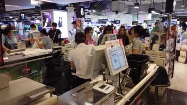 Bangkok, Tayland - 11 Ağustos 2019 : Kimliği belirsiz kişiler Central Plaza Ladprao, Bangkok'ta kasiyerden alışveriş yapıyor