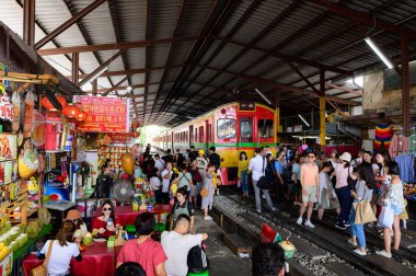 Samut Songkhram, Tayland - 24 Ağustos 2019 : Mae Klong tren istasyonunda turist kalabalığı