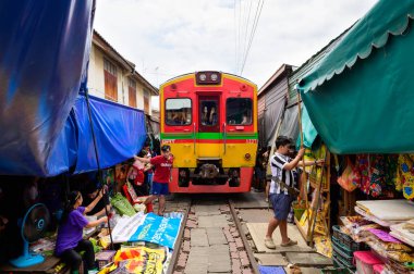 Samut Songkhram, Tayland - 24 Ağustos 2019 : Maeklong demiryolu pazarı veya Mae Klong pazarı