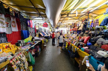 Bangkok, Tayland - 24 Ağustos 2019 : Bangkok'taki Patpong gece pazarlarını ziyaret edin