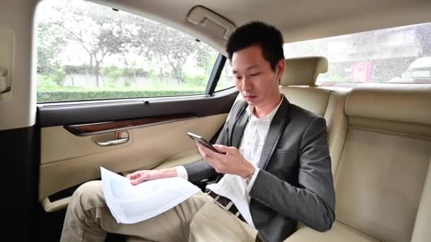 Junger Mann Telefoniert Mit Dem Handy Und Blättert Auto Durch — Stockvideo