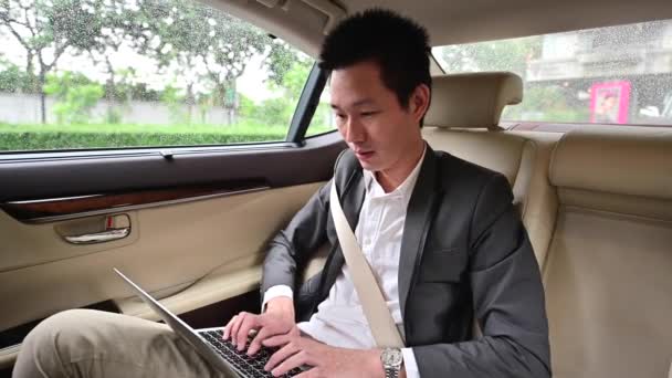 Junger Geschäftsmann Mit Laptop Auf Dem Rücksitz Des Autos — Stockvideo