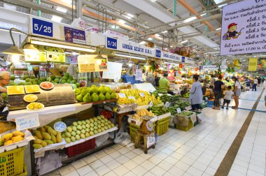Bangkok, Tayland - 6 Nisan 2019 : Bangkok'taki Or Tor Kor pazarında tropikal tay meyveleri satılıyor