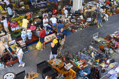Bangkok, Tayland - 6 Nisan 2019 : Chatuchak Weekend Market'te antik pazarda turist yürüyüşü