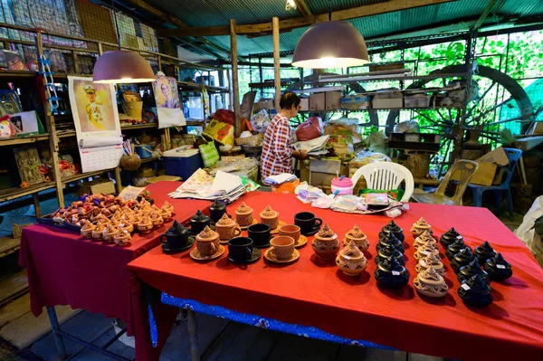 バンコク 2019年7月6日 クレットの陶器店で有名な陶器が展示されている — ストック写真