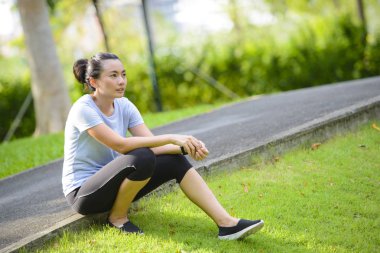 Genç kadın parkta çalıştırdıktan sonra dinlenme