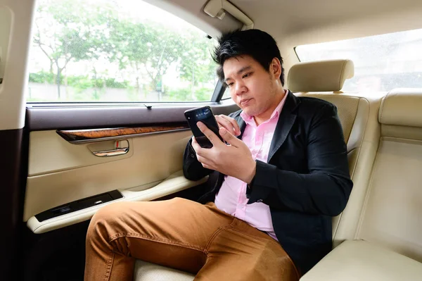 Affärsman Textning Smartphone Bilen — Stockfoto