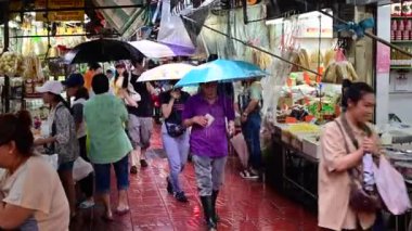 Bangkok, Tayland - 21 Eylül 2019: İnsanlar yağmurlu günlerde Çin Mahallesi 'ndeki eski marketlerde geziyorlar