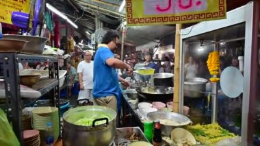 Bangkok, Tayland - 29 Eylül 2019: Çin vejetaryen festivalinde aşçı kızarmış şehriye pişiriyor