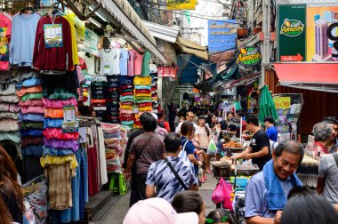 Bangkok, Tayland - 22 Eylül 2019: Pratunam, Bangkok 'taki ucuz giysi toptancısı