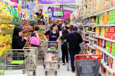 Bangkok, Tayland - 22 Eylül 2019: Bangkok 'taki Big C Süper Merkezi Rajdamri' de tramvayla alışveriş yapan kimliği belirsiz kadın