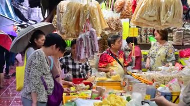 Bangkok, Tayland - 21 Eylül 2019: Çin Mahallesi eski pazarındaki yerel bakkal