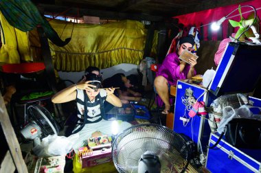 Bangkok, Tayland - 29 Eylül 2019: Çin operasının sahne arkasında makyaj