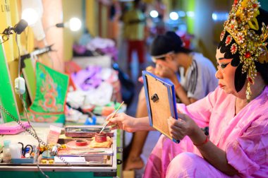 Bangkok, Tayland - 2 Ekim 2019: Çinli opera sanatçısı sahne arkasında makyaj uyguladı