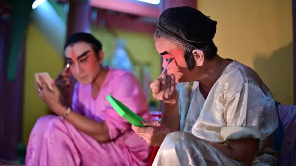 Bangkok Thailand October 2019 Chinese Opera Performer Applies Makeup Backstage — Stock Video