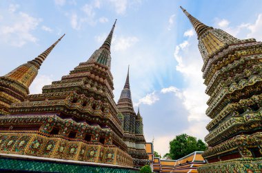 Wat Pho 'da büyük pagoda ve thai sanat mimarisi