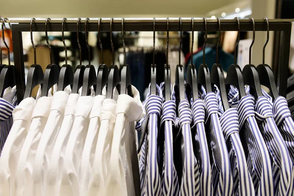 Rijen Van Hangers Met Shirts Een Winkel — Stockfoto