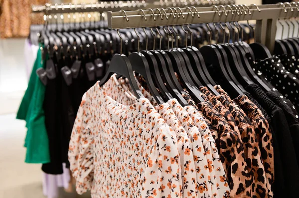 Bir Tasarımcı Giyim Mağazası Bir Rafa Asılı Elbiseleri — Stok fotoğraf