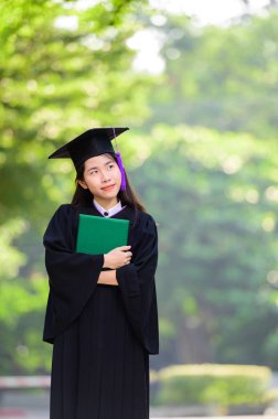 Mutlu Asyalı öğrenciler diploma alarak mezun oldular.